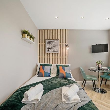 Cosy Heathrow Studios - Parking - Garden London Exterior photo